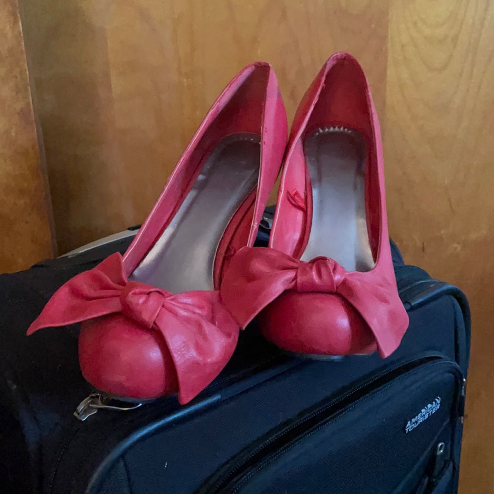 Red bow pumps